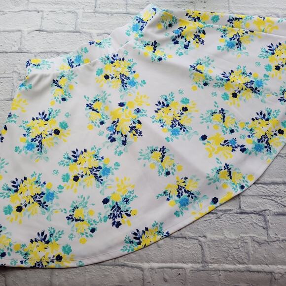torrid White Floral Scuba Skater Skirt size 1 (plus) - Picture 12 of 12